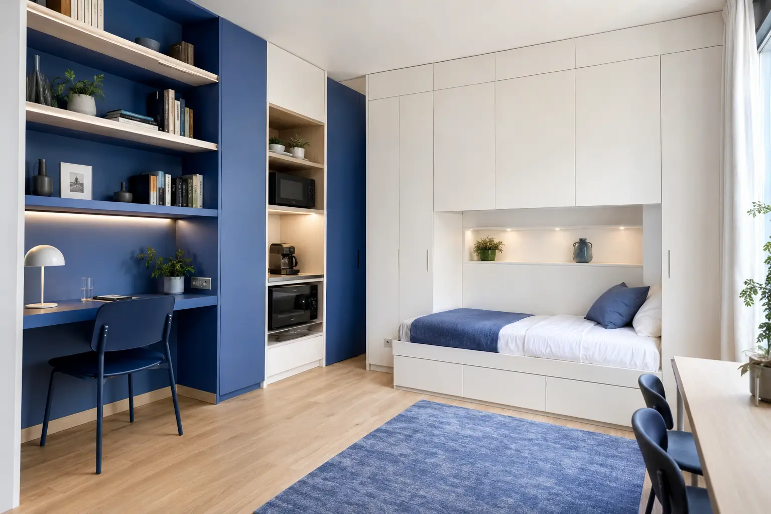 Studio bleu avec rangements toute hauteur et lit intégré