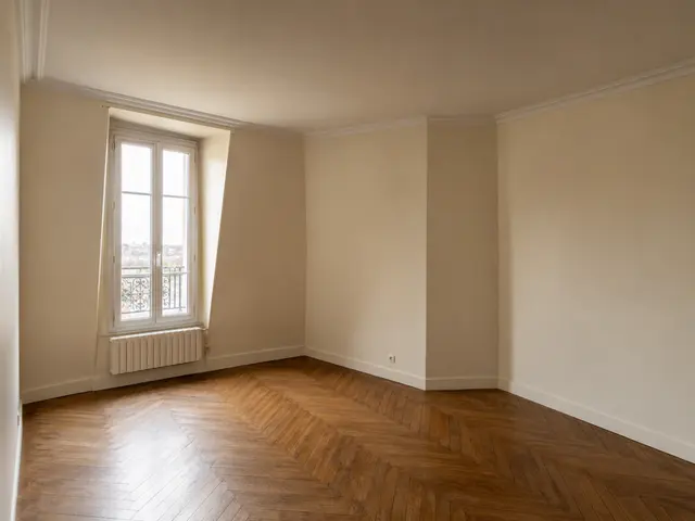 Pièce vide aux murs irréguliers