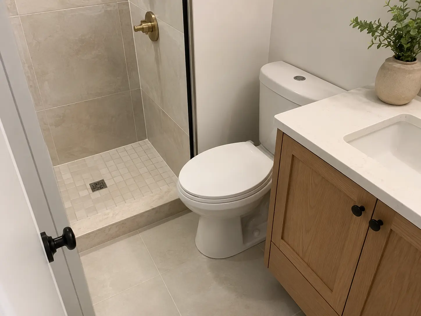 Douche trop près du meuble : passage inconfortable