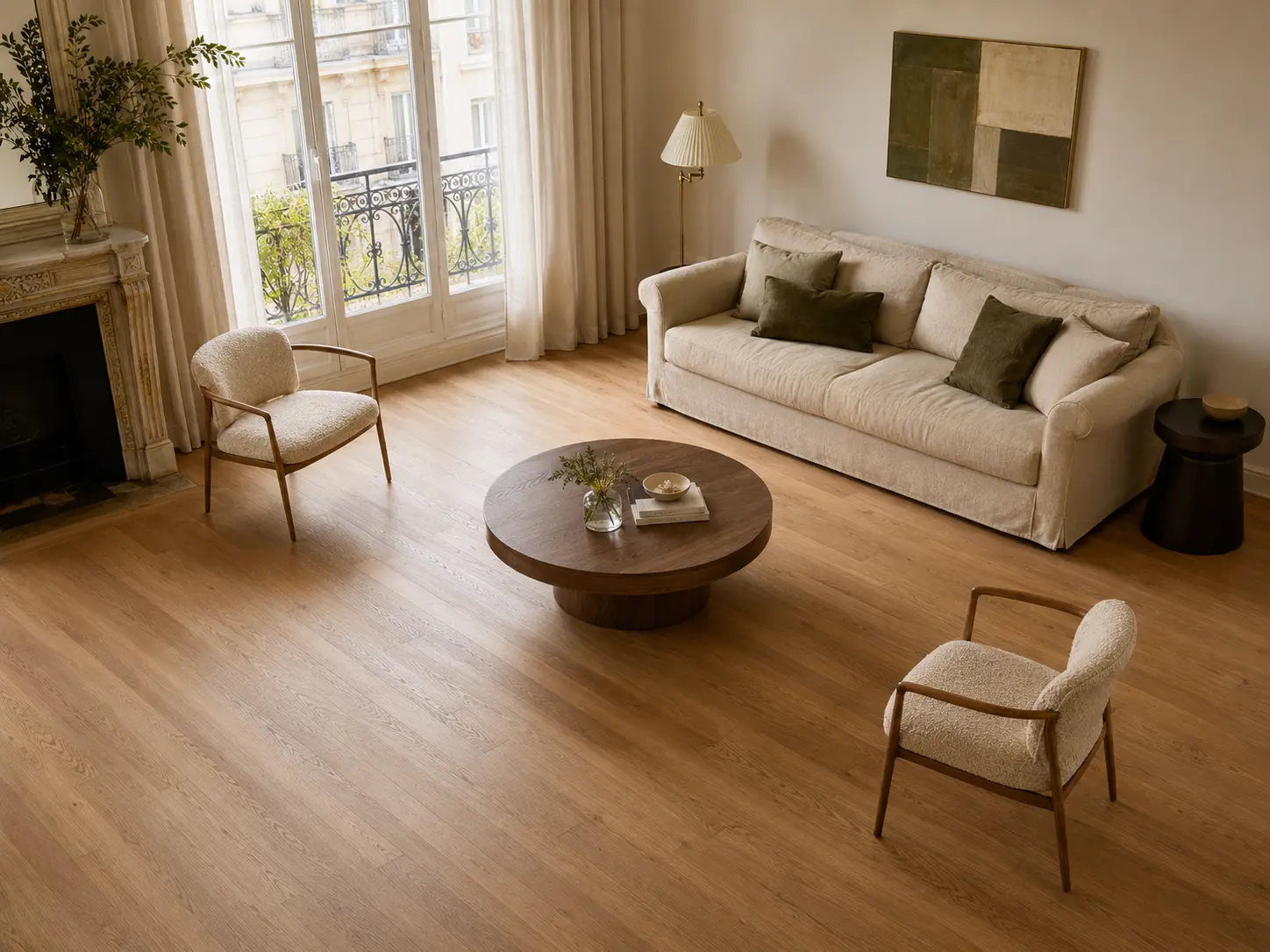 Salon avec espace de circulation autour de la table basse