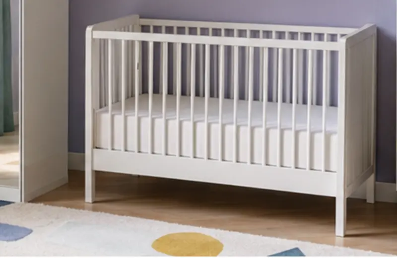 Petite chambre de bébé avec rangement vertical
