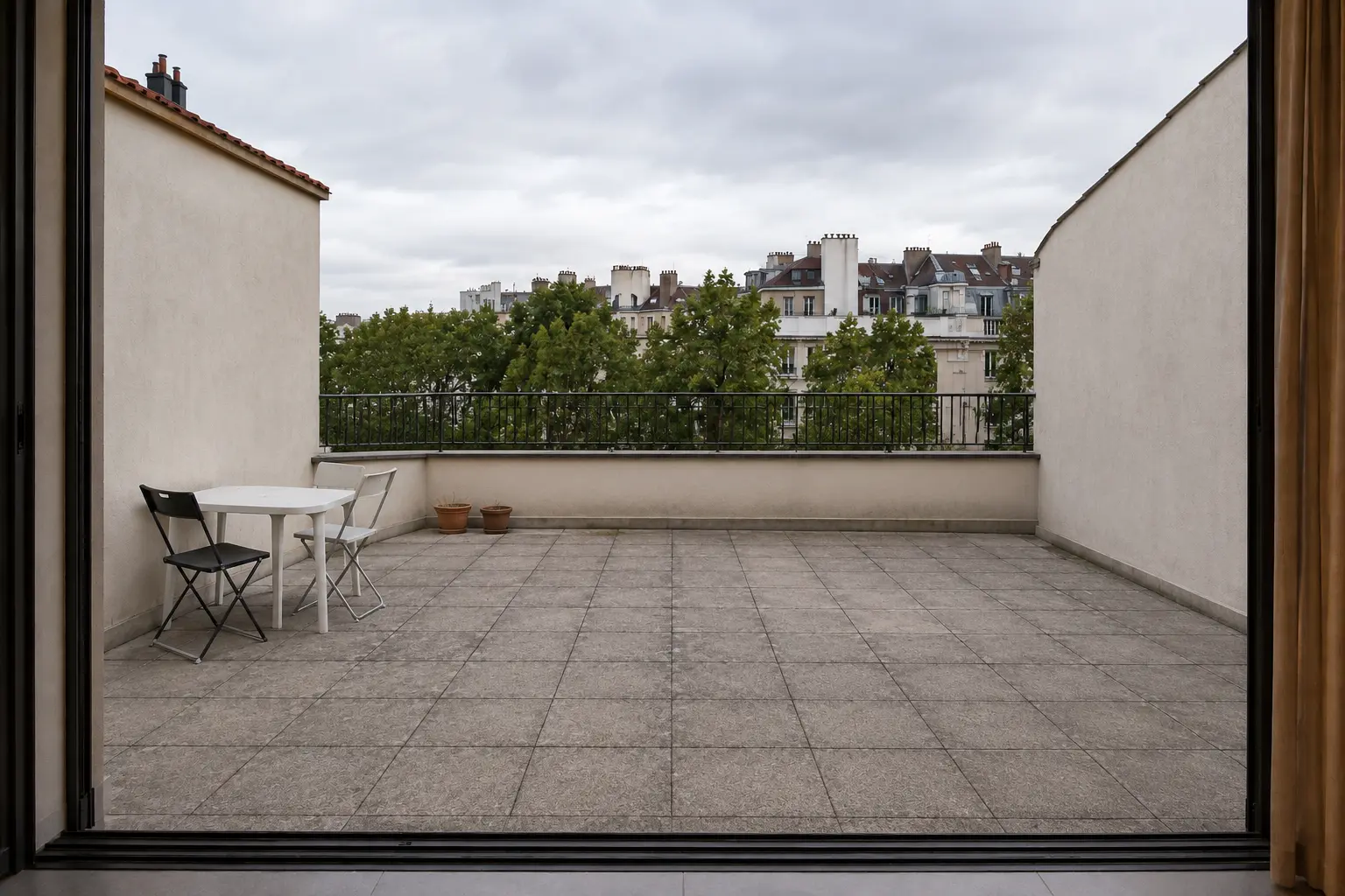Terrasse urbaine vide avant sa rénovation, avec un mobilier provisoire