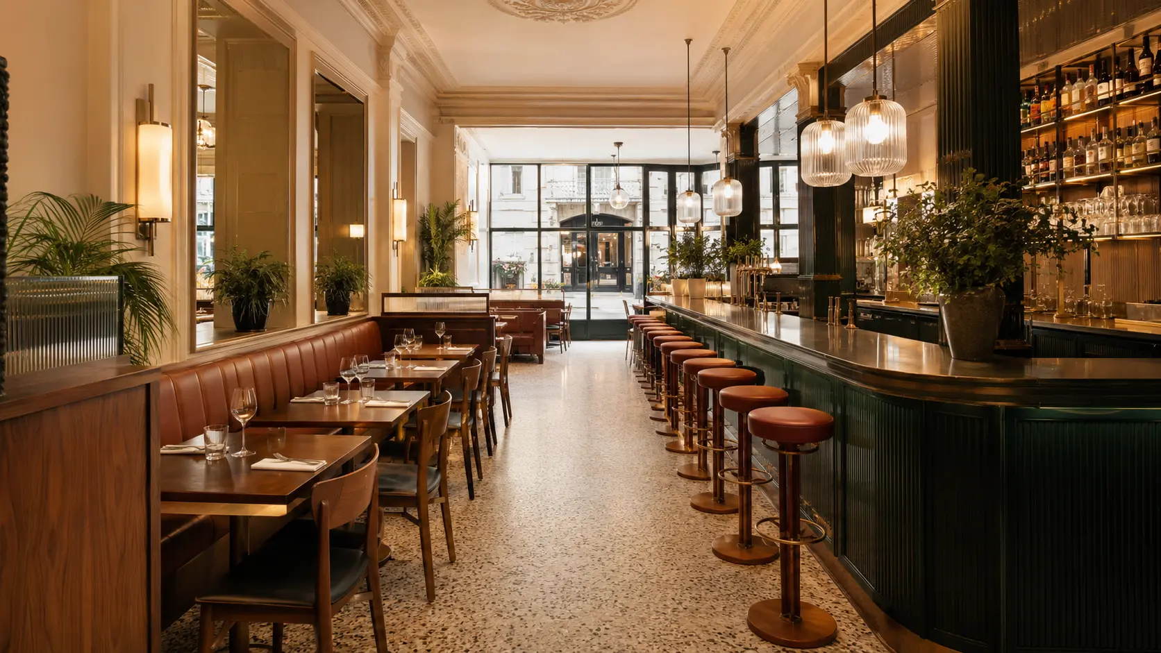 Restaurant parisien con&ccedil;u autour d'une salle, d'un bar et d'une circulation centrale